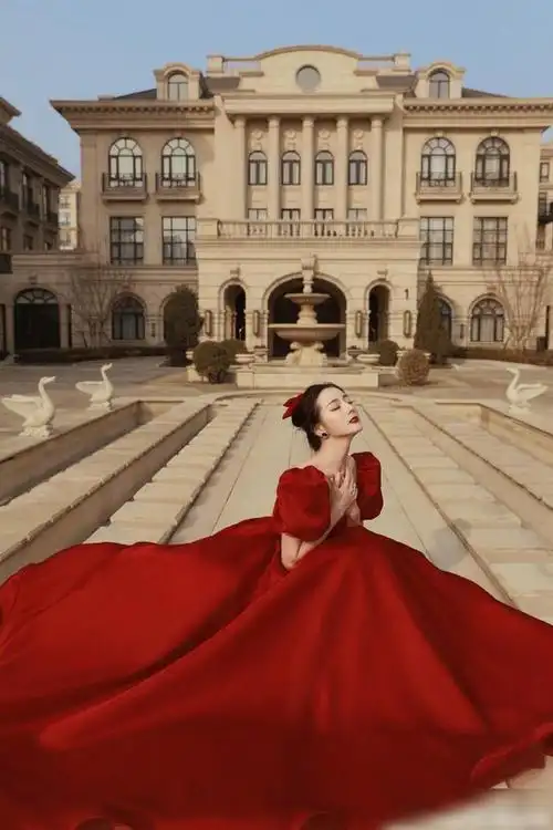 迪丽热巴北京春晚造型好美红色泡泡袖公主裙搭配同色蝴蝶结