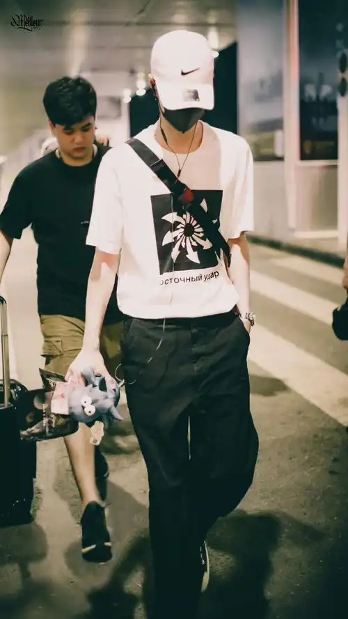 爱豆春夏穿搭大赏#丨#王一博#夏天的风正暖暖吹过,穿过头发穿过抖朵