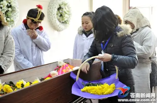 遗体告别 (李士明/摄)