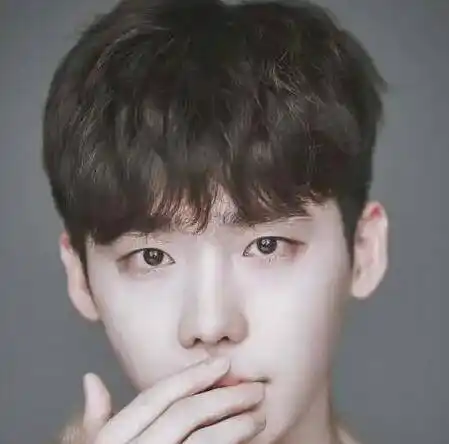 原创李钟硕短发造型回归妥妥的夏日男友风男友发型大全公开