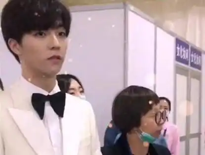 陈立农闪耀金鸡奖红毯陈立农出席金鸡奖 红毯 票票