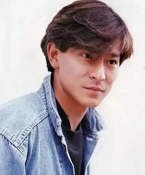 回顾刘德华断崖式衰老,满头白发啤酒肚,网友泪目:偶像也老了!