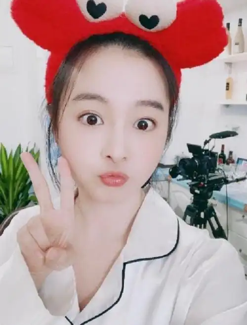 曾被网友禁止整容的小童星,现在长啥样?看完近照:幸好没整容