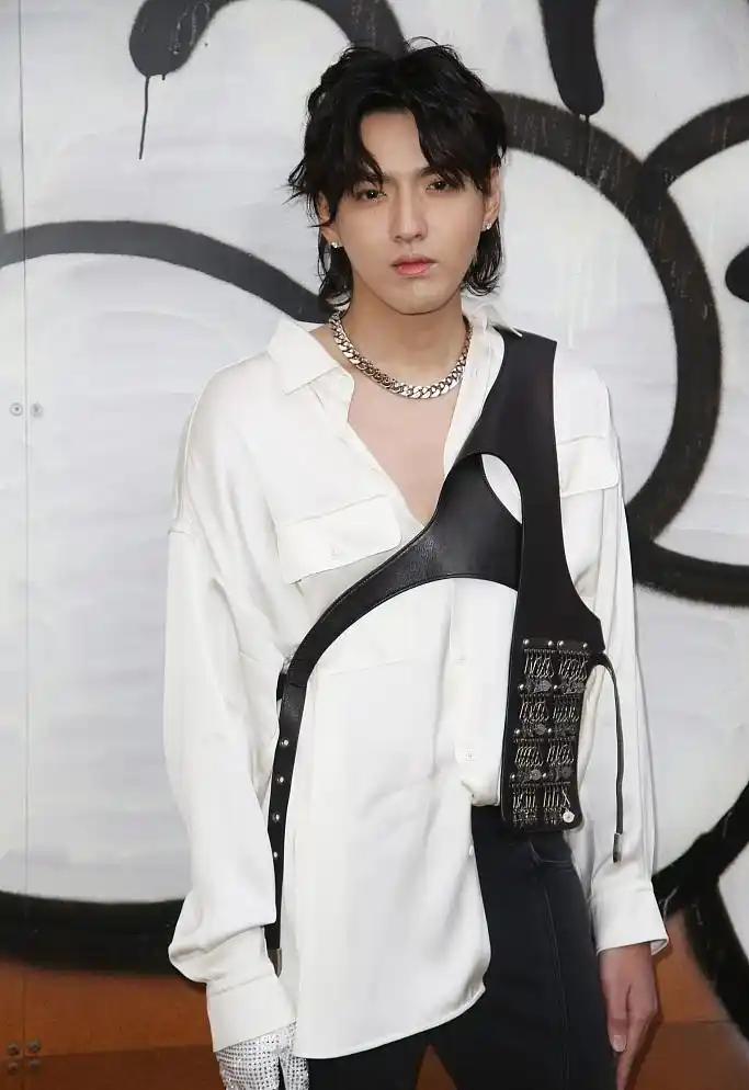 吴亦凡亮相巴黎男装周,帅气迷人