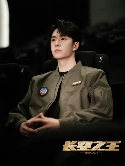 王一博亮相长空之王首映礼,军绿色飞机夹克搭配黑色打底衫__财经头条