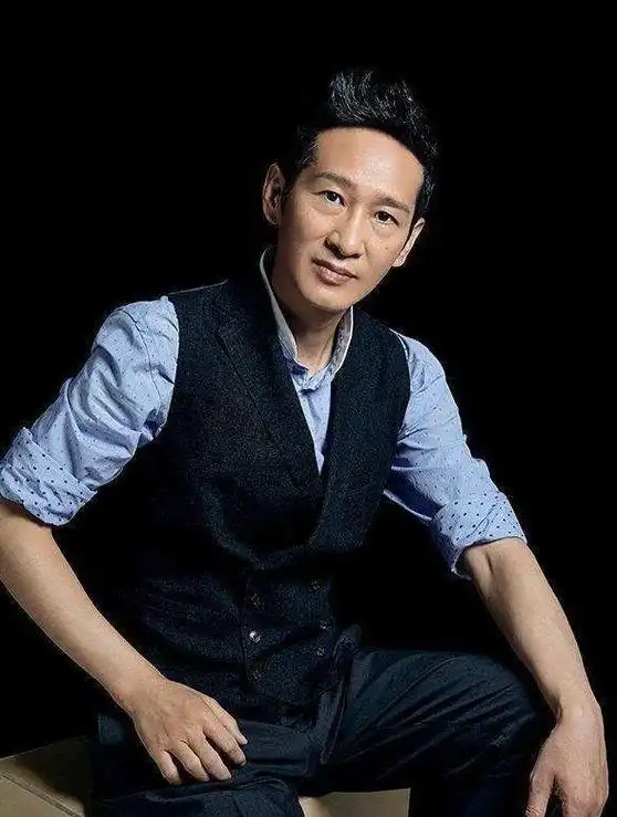 王劲松在演艺圈被认为是顶尖的男演员之一,同时也是国家一级演员.