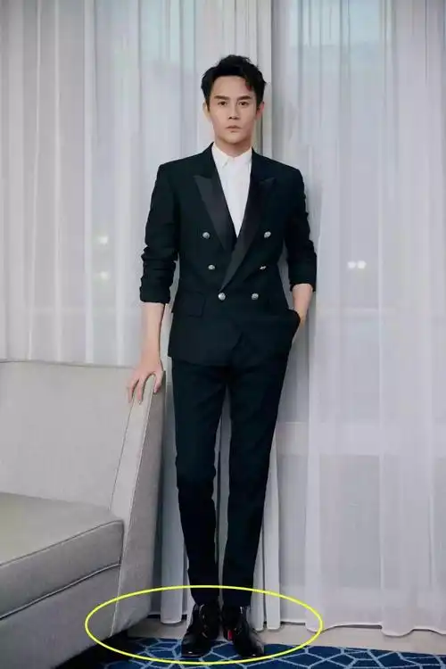 王凯登央视舞台,182身高穿双排扣西装一身正气,男神魅力挡不住