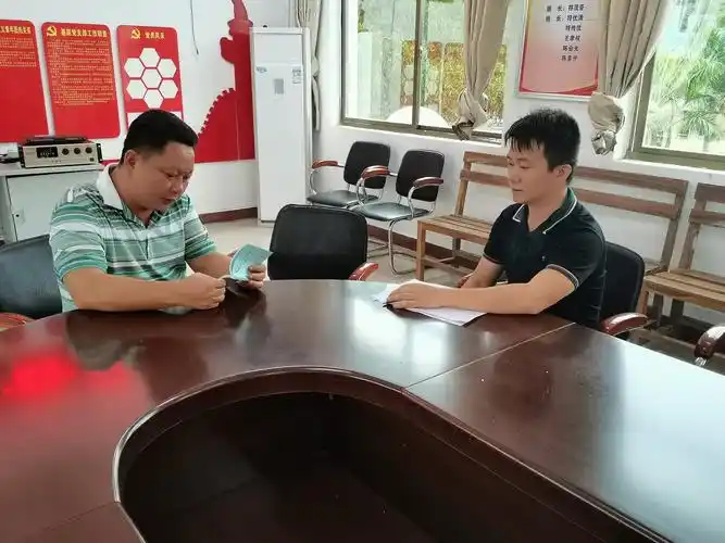委副书记,四联村脱贫攻坚中队长吴钟渦在四联村委会开展模拟访谈工作
