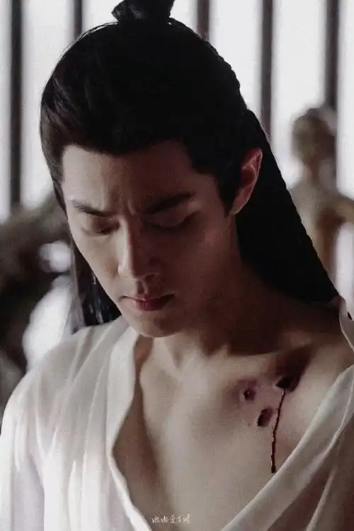 肖战露肩锁骨杀#|#肖战喉结特写#看起来好像真的受伤了…伤口太闭真