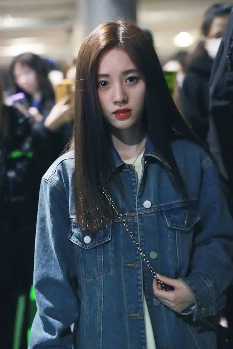 鞠婧祎红唇穿蓝色牛仔衣现身机场,皮肤白皙面带微笑