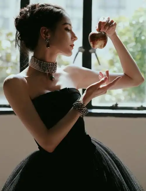 迪丽热巴黑天鹅礼服太美了,修长脖颈如天鹅优美的脖颈,或许才有天鹅颈