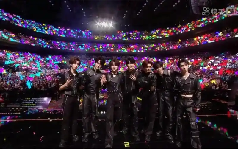 "狂风暴雨也要陪你走更远"#时代少年团四周年演唱会