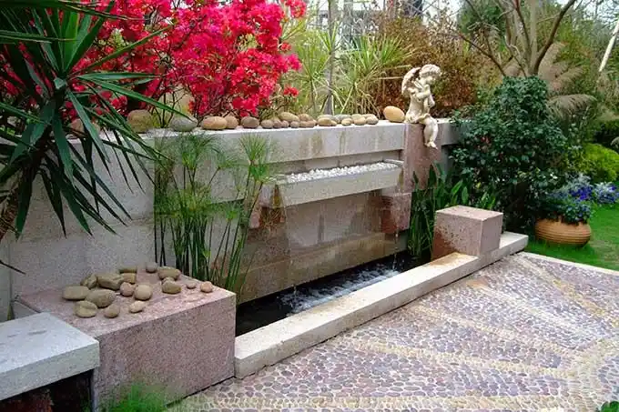 把水墙和鱼池连在一起的别墅水墙