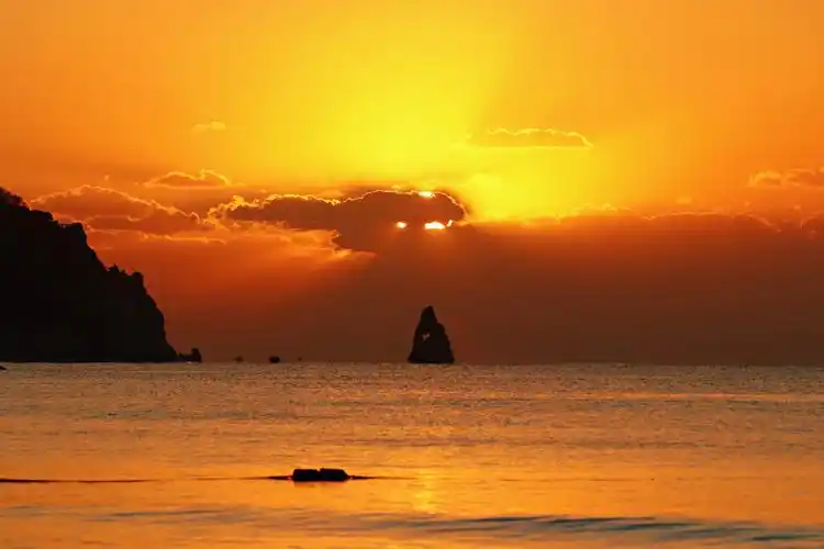 青岛石老人金边云日出