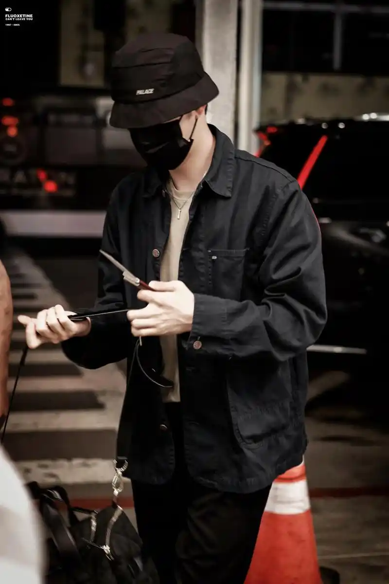 王一博今日份机场照,出发回国了吗?真的好帅啊[期待]#王一博壁纸