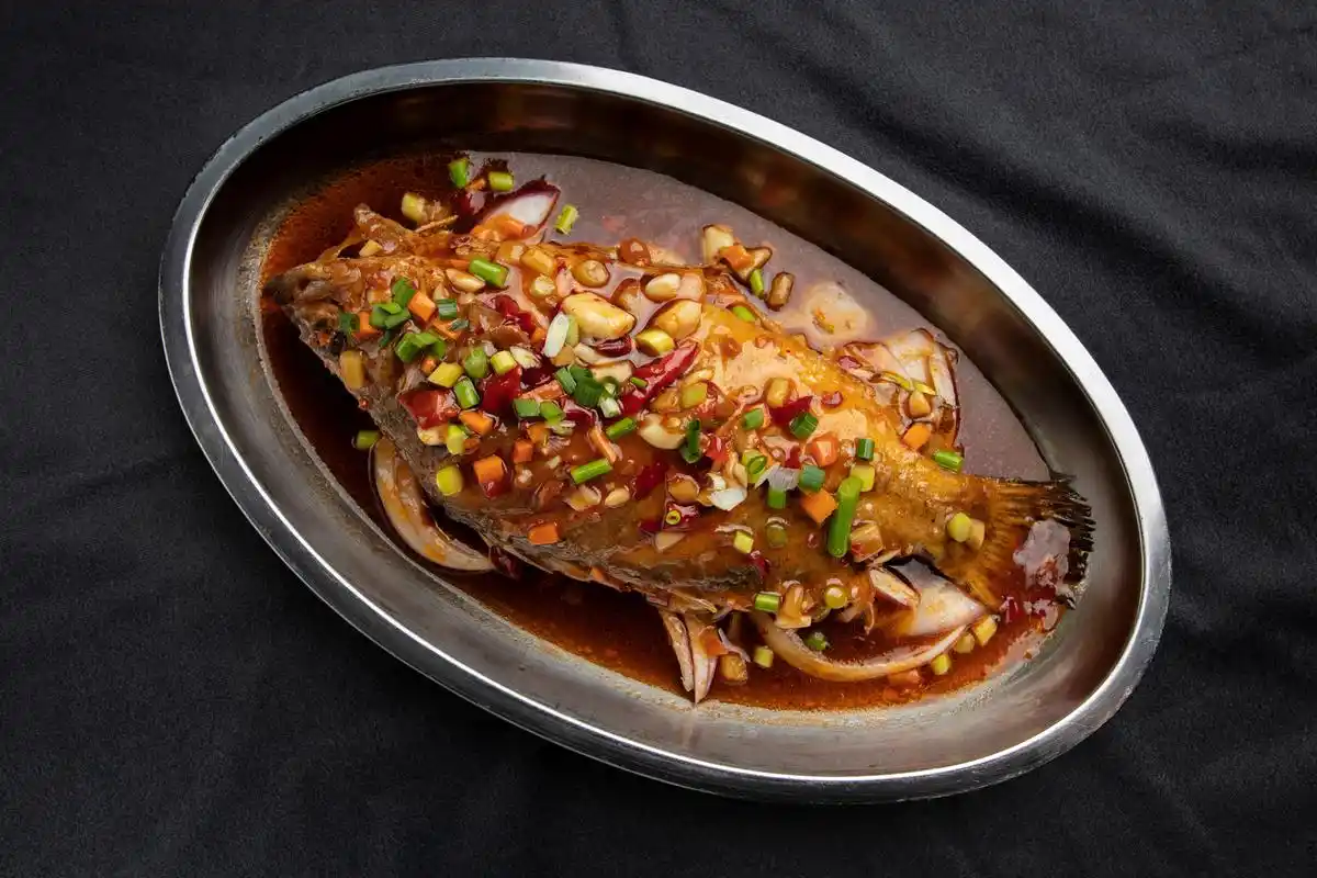 安徽传统美食-臭鳜鱼 臭鳜鱼是安徽省的传统名菜之一,尤其在黄山地区