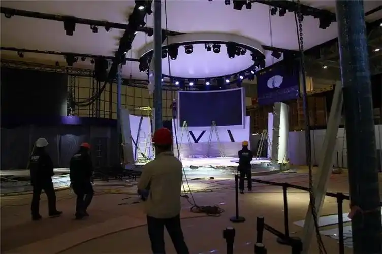 其次就是在舞台桁架搭建前还要确定桁架搭建处环境,主要包括:舞台的