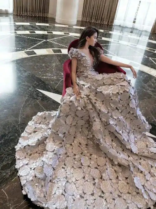 刘亦菲卷发长裙随拍#刘亦菲身穿一袭浪漫花朵银色高定礼服,搭配尉卷