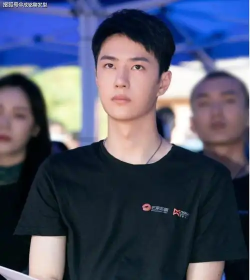 铲青发型太油腻,王一博清新短发温柔阳光更流行_长发