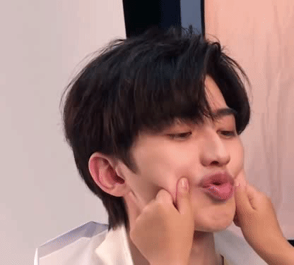 易烊千玺蔡徐坤和孩子们的暖心相处 治愈人心