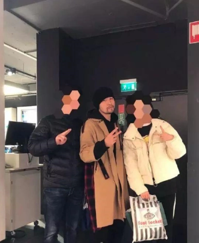 周杰伦瘦了 与粉丝合影时已不见双下巴