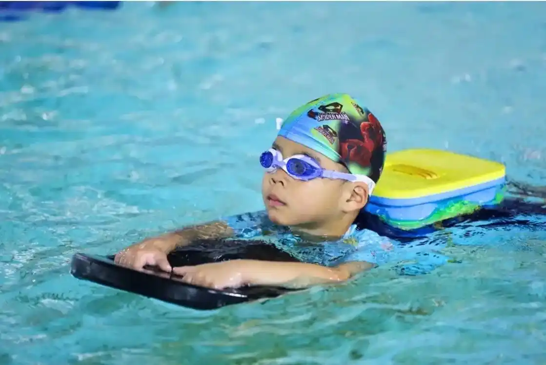暑期游泳班.#孩子坚持游泳真的可以长高 游泳能锻炼肺活量,同 - 抖音
