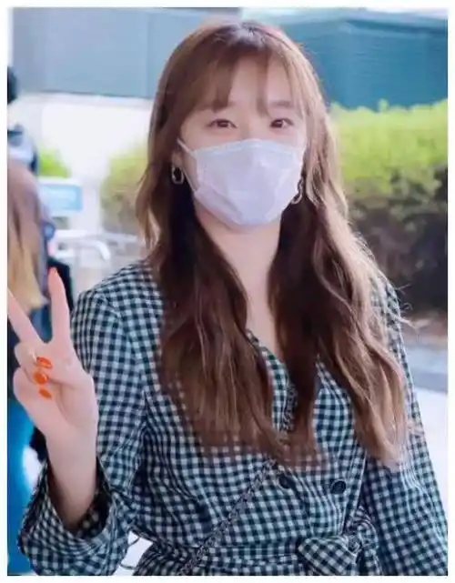 但素颜的出现不仅有损形象,宋雨琦的这件衣服还是青春美丽.