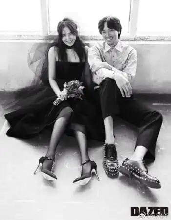 权志龙退伍后见媒体 敬礼手势在网上掀起争论