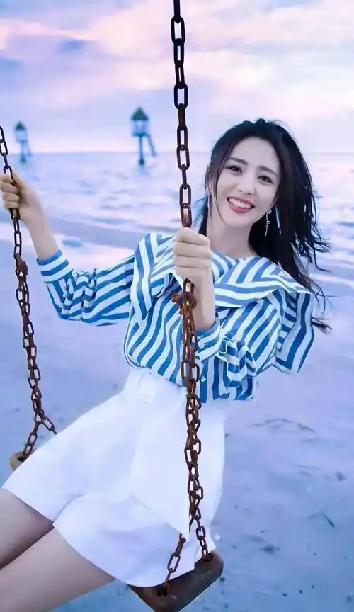佟丽娅海滩秋千照曝光,蓝白水手服甜美笑容惹人爱,引起热议_照片_人们