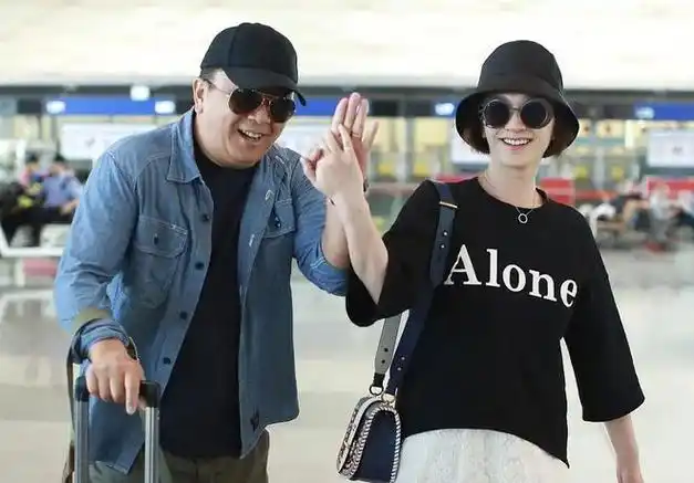 李小冉携富豪老公走机场她穿搭时髦嫩如学生大6岁的他像爸爸