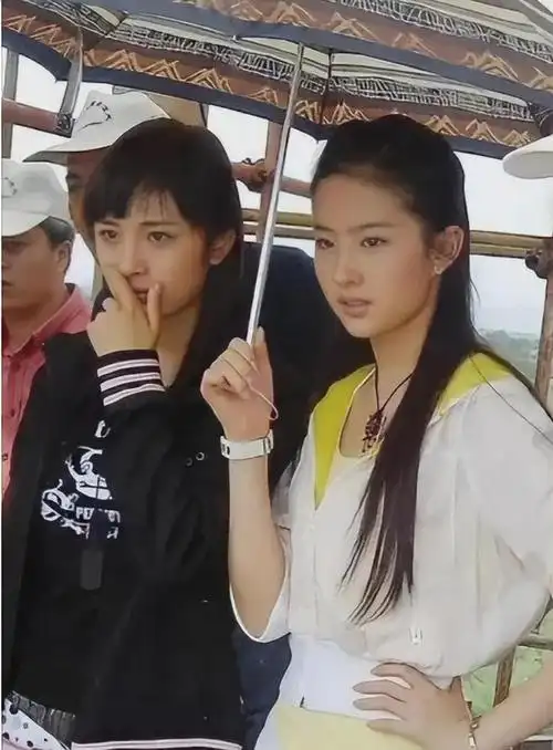 杨幂和张小斐居然是大学同学而且合影中两人基本都是靠在一起的