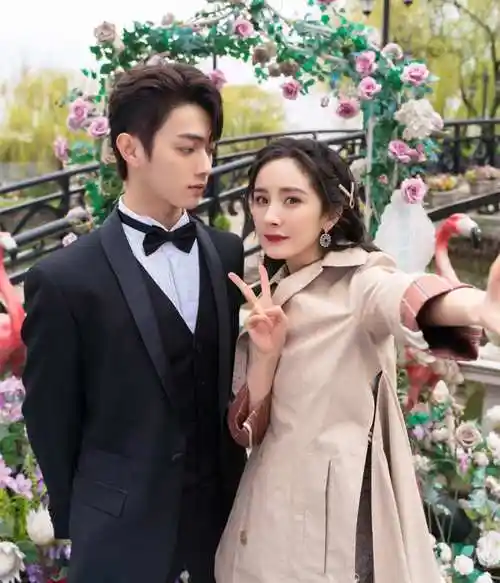 许凯跟古力娜扎主演的《雪鹰领主》,在23年的暑期档扑得悄无声息,跟