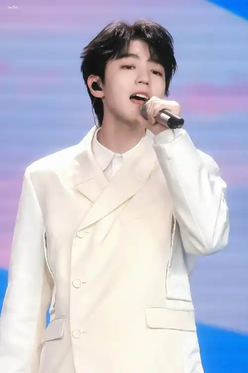 王俊凯去上班了