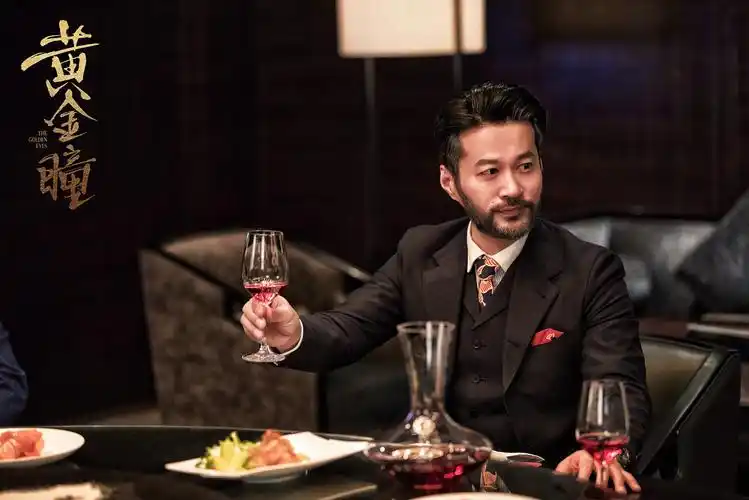 此番谭凯在剧中的造型,依旧延续了西装革履的精英范,成熟稳重,引人