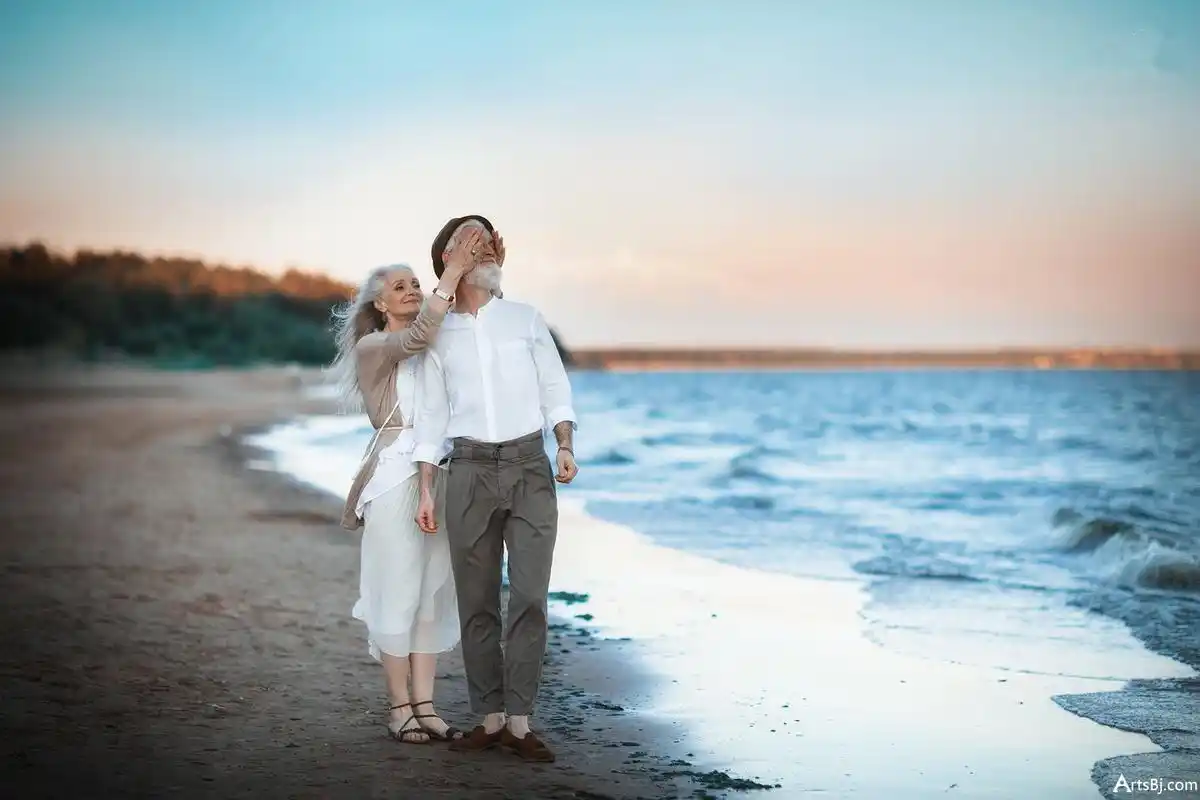 七旬老夫妻秀恩爱照在一起五十年让无数小年轻羡慕