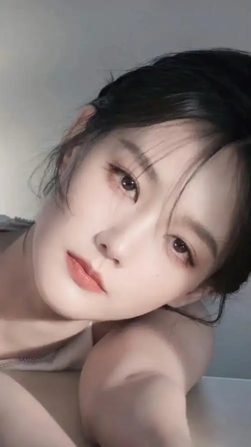 李一桐素颜妆感随拍##李一桐笑眼