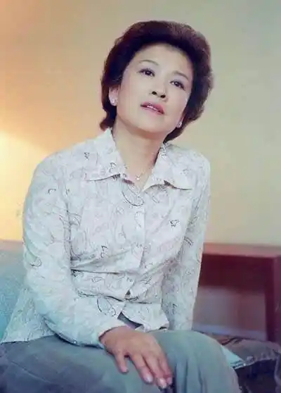 69岁宋春丽头发白了大半,短发微卷太有气质,配件衬衫都是阔太范_西装