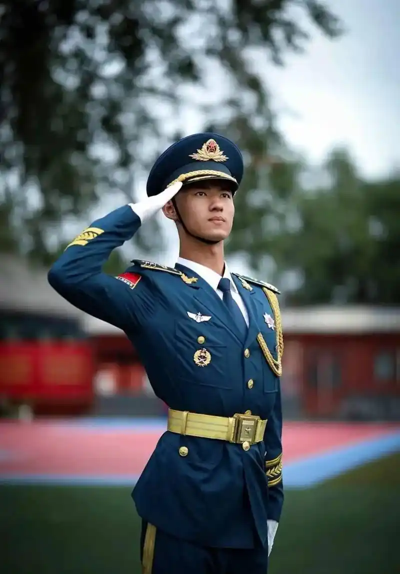 一顶军帽,顶的是责任,一身戎装,穿的是庄严,一双军鞋,走的是神圣