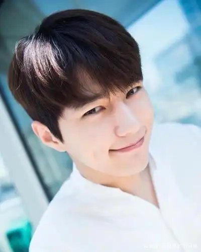 被称为神颜第二代,韩国新生代实力男星——金明洙