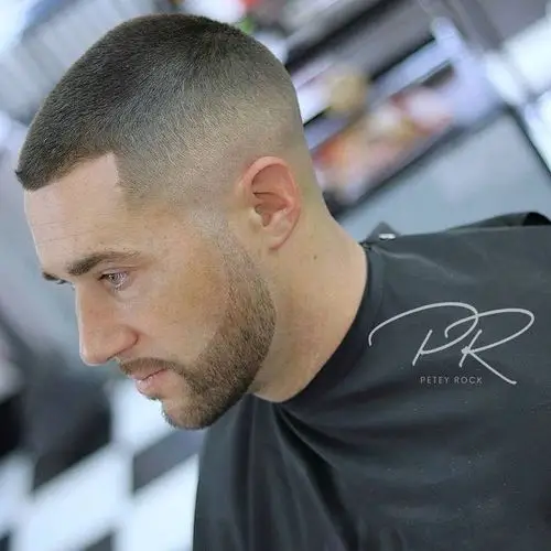 男士寸头是一种超短的男士发型 ,简单时尚好打理 ,适合大多数发质.