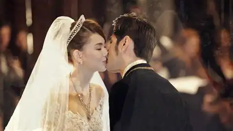 周杰伦昆凌搞怪结婚照 古堡婚礼胜童话_罗马风情27度婚纱摄影