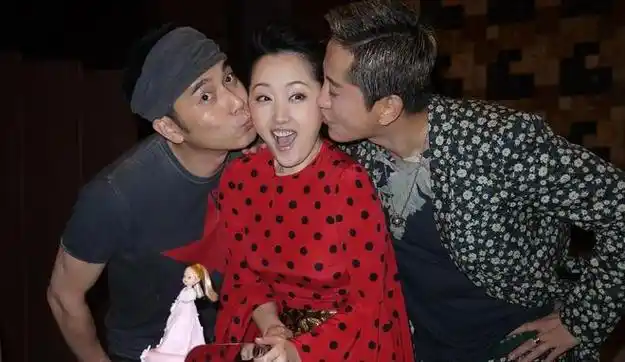 54岁毛宁变化大脸部皱纹明显表情僵硬与杨钰莹状态差距不小