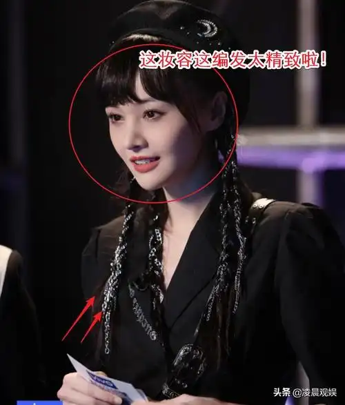 郑爽鞠婧祎撞造型,相差三岁颜值都像高中生,气质输却在了妆容上