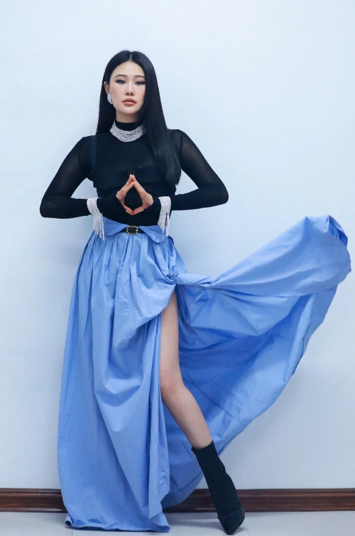 性感女神袁娅维穿低领裙秀完美事业线一般人可不敢尝试