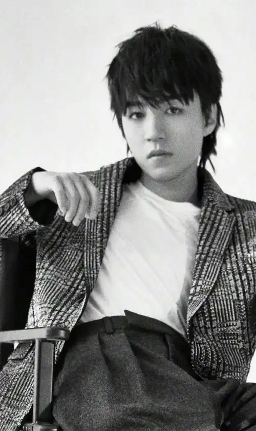 男明星狼尾发型#王俊凯狼尾造型狠狠的爱住了溢出屏幕的帅气 漫画男