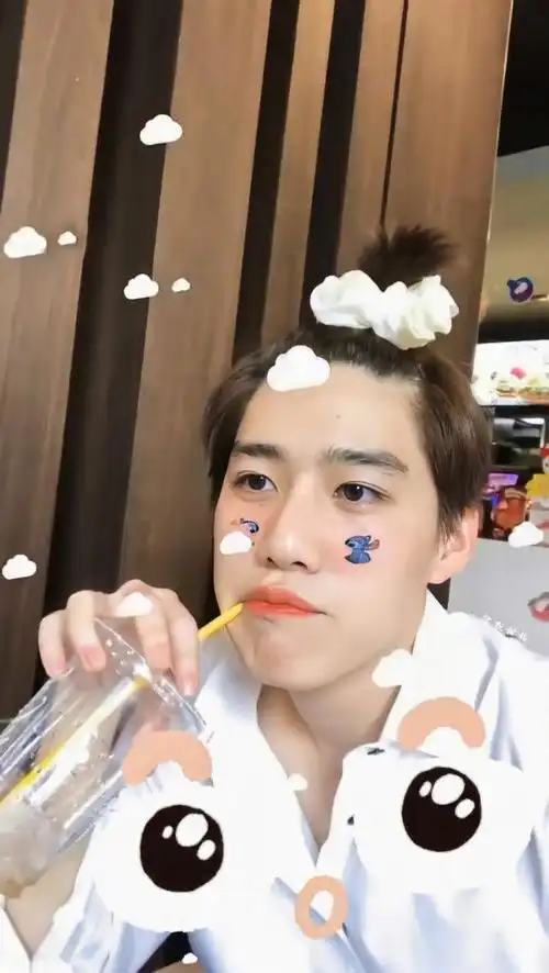 可爱男生发型图片,男生留什么发型好看(他泰那些可爱俏皮的小揪揪)