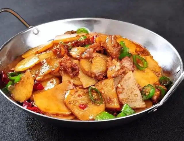 干锅土豆片怎么做才好吃?大厨教你家常做法,绵软鲜香又入味!