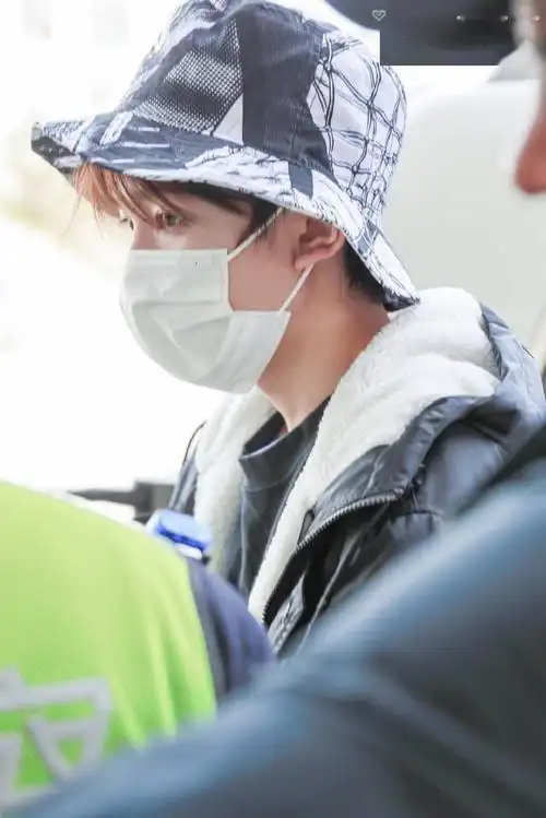 王源结束公益行返程出发,相信一切温柔都会有回声