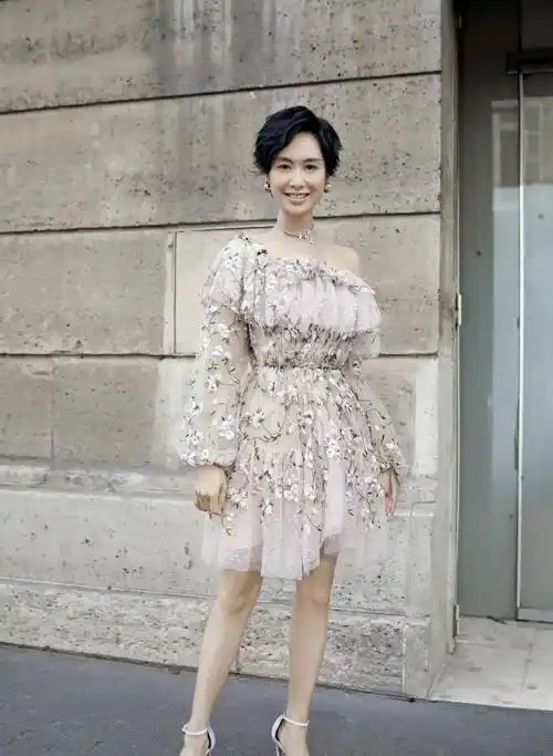 其实之前朱茵身材也是很纤细曼妙的,一身碎花连衣裙减龄效果杠杠的.