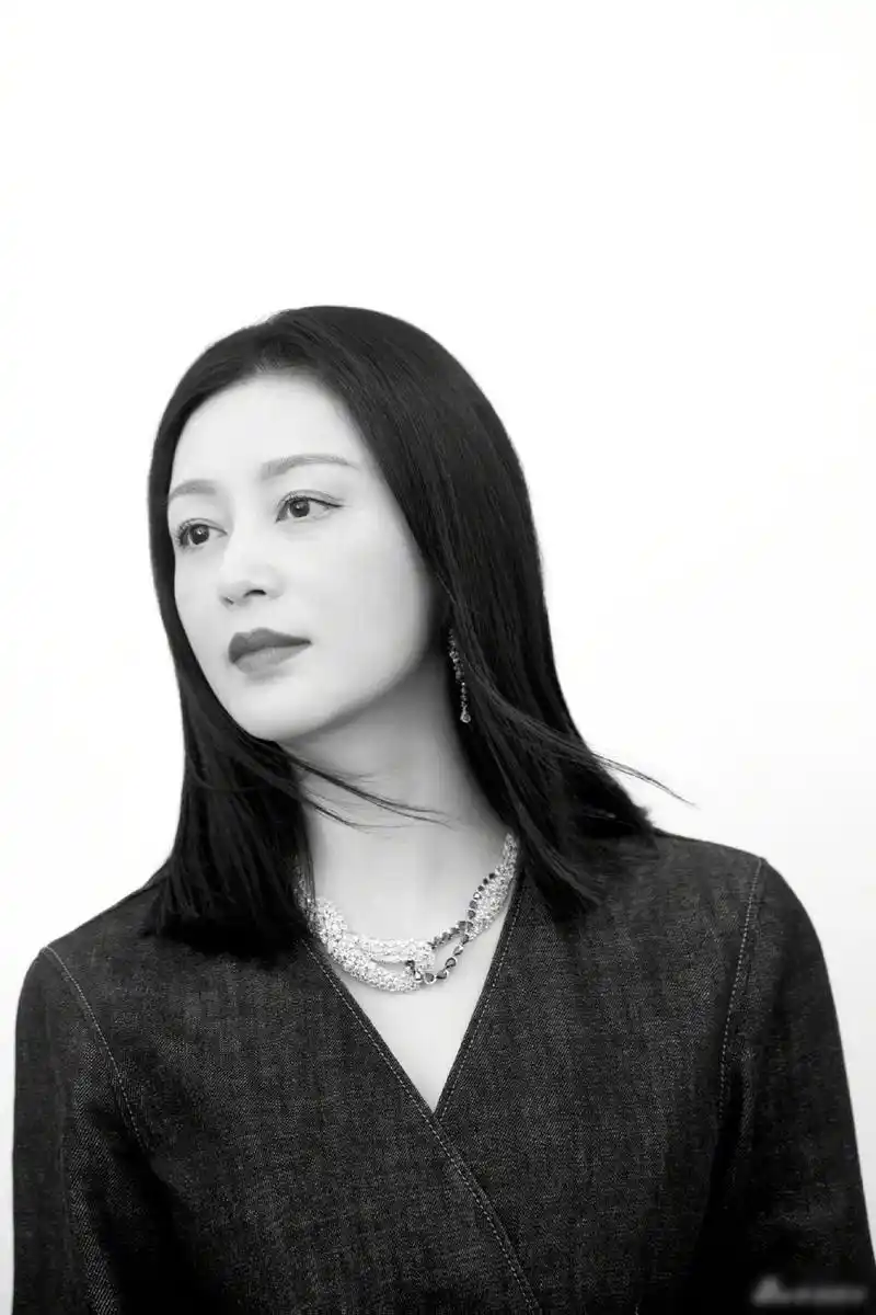 图中的陈红穿着刺绣牛仔裙,美丽依旧.